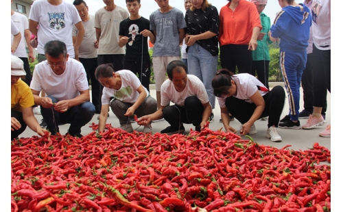 望紅色映照 企業(yè)蒸蒸日上 聽鏗鏘聲聲 團結就是力量